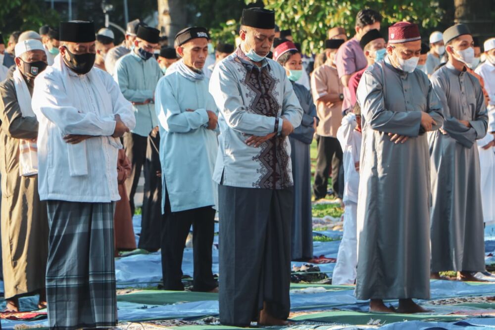 Gubernur Sholat Idul Fitri Di Lapangan Bumi Gora Lombok Journal