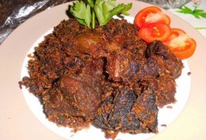 Uta Maju Puru (daging rusa bakar), daging rusa ini dibakar dan ditambahi bumbu pelengkap sehingga rasanya sangat lezat dan gurih.