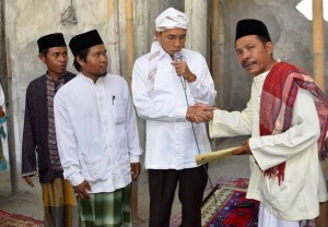 Gubernur memberikan bantuan untuk operasional Yayasan Darul IKhsan, Sekotong Tengah, Lobar
