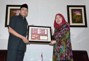 Gubernur NTB M Zainul Majdi dan Direktur DRK Bank Indonesia Dr.Siti Astiyah 