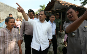 Menteri Desa, Pembangunan Daerah Tertinggal dan Transmigrasi Marwan Jafar (tengah) meninjau permukiman di desa Tanjung Sari Cikarang Jawa Barat 