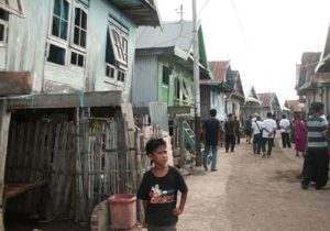 Perkampungan Bungin; dalam satu rumah yang tidak luas bisa dihuni 4 keluarga yang jumlahnya mencapai 12 orang. 