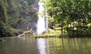 Indahnya Telaga di Air Terjun Tiu Pupus