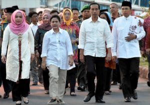 Presiden Sholat Magrib di Bandara, Tarawih di Masjid Raya At Taqwa