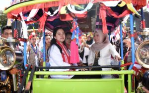 Menteri Koordinator Bidang Pengembangan Manusia dan Kebudayaan, Puan Maharani naik Cidomo bersama Hj Erica Zainul Majdi 