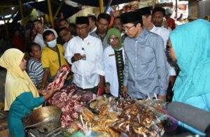 Pagi-pagi Gubernur Blusukan Ke Pasar