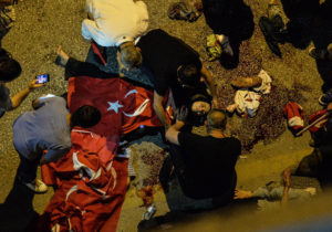 Seorang wanita Turki yang terluka berbaring di tanah di Ankara. Perdana Menteri Binali Yildirim disebut pemberontakan "noda dalam sejarah demokrasi" dalam konferensi pers, Sabtu di Ankara, ibukota. Dikatakannya, korban tewas dari bentrokan untuk 265, dengan 1.440 orang terluka, dan 2.839 personil militer telah ditahan. Gokhan Sahin / Getty Images