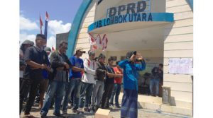 Dewan Laporkan Warga, Massa Datangi Kantor DPRD KLU