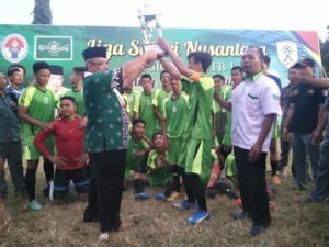 Ketua NU Wilayah NTB, TGH Ahmad Taqiuddin Mansyur menyerahkan piala pada pemain ASSULAMY