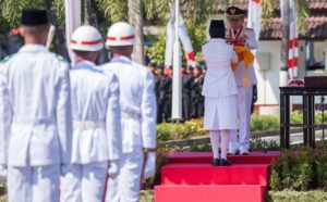 Peringatan HUT RI ke 71, Gubernur Serahkan Hadiah Juara MTQ