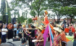 Pawai Ramaikan Festival Bau Nyale