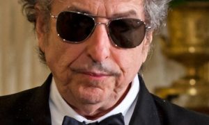Bob Dylan, Akhirnya Datang ke Stockholm Terima Nobel Sastra