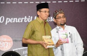 Bersama Penulis “Novel Ayat-ayat Cinta”, TGB Jelaskan Perintah Al Qur’an Pentingnya Membaca dan Menulis