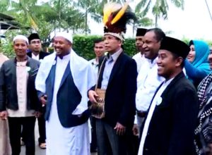 TGB Disambut Sebagai Tamu Kehormatan, dan Dipasangkan Topi Bulu Cendrawasih