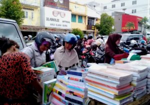 Sambut Tahun Ajaran Baru Pedagang Perlengkapan Sekolah di Pasar Cakra Sudah Marak