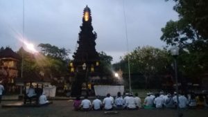 Umat Hindu di Lombok Gelar Persembahyangan Bersama Menyangkut Gunung Agung