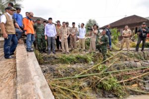 Tinjau Korban Banjir, TGB Perintahkan Segera Bangun Rumah Yang Hancur