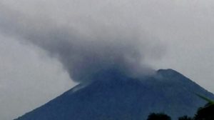 Gunung Agung Meletus, Asap Telabu Tebal Setinggi 700 Meter Ke Timur Tenggara