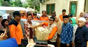 Pemkab KLU Serahkan Bantuan Korban Banjir Lotim