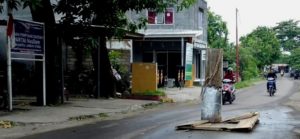 Warga Tanam Pisang Di Jalan, Pemda Langsung Lakukan Perbaikan