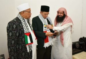 Gubernur Serahkan Bantuan Masyarakat NTB Bagi Rakyat Palestina