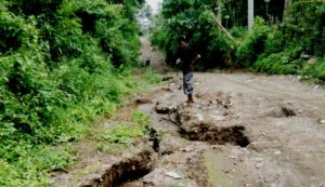 Jalan Antar Dusun Di Bayan Berlubang dan Licin, Warga Minta Pengaspalan