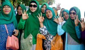 Hari Perempuan Sedunia, Rohmi dan Jilbab Ijo Bersih-bersih Pantai