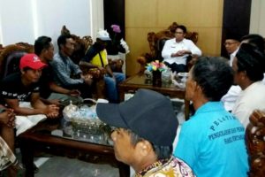 Johan Dimutasi, Warga Protes Ke Pemda KLU