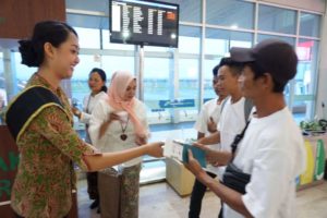 Lombok International Airport  Berbagi 12.500 Takjil Untuk Penumpang