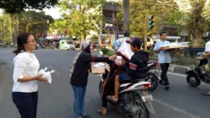 Cari Berkah, IHGMA Lombok Bagi 1.500 Takjil di Bulan Yang Penuh Berkah