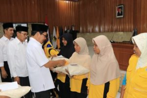 Pemprov Beri Bantuan Petugas Kebersihan