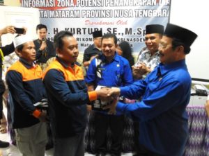 Kurtubi dan LAPAN Serahkan Bantuan Alat Zona Potensi Penangkapan Ikan Untuk Nelayan NTB
