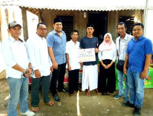 PKP Berdikari dan Seknas Jokowi NTB Sumbang Lalu Zohri Rp10 juta