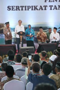 Presiden Jokowi  Serahkan Sertifikat Tanah Di Sumbawa