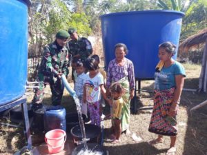 Satgaskes Yonkes 2 Kostrad Lakukan Pendistribusian Air Bersih Dan Kegiatan Trauma Healing