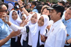 Presiden Jokowi Tinjau SMP Di Mataram,  Bernyanyi Bersama Siswa