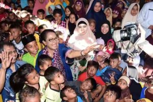 Menteri Yohana Beri Semangat Anak-Anak di Wanasaba, Lombok Timur