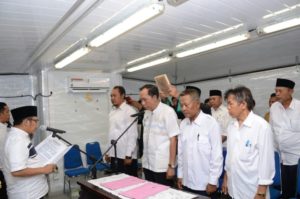 Bupati Lombok Utara Lantik Enam Pejabat Eselon III di Kantor Kontainer
