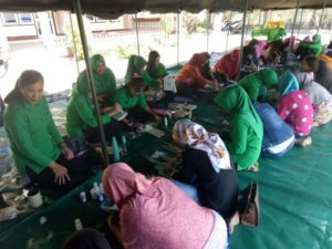 Istri Prajurit Beri Latihan Decoupage Warga Korban Gempa