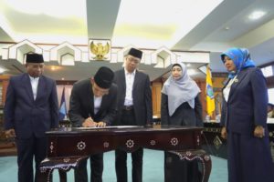 Serah Terima Jabatan Dari TGB Ke DR Zul