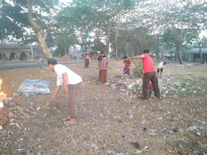 Warga Jonggat, Loteng Akhirnya Bersihkan Sampah Di Jalan By Pass