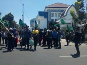 Massa HMI Lotim Minta Aparat Penegak Hukum Usut Proyek Bantuan Sapi