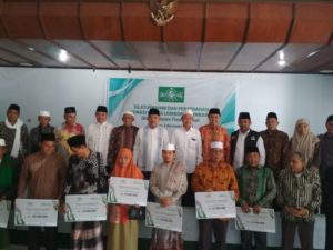 Dubes RI Untuk Aljazair dan PW NU Jatim Serahkan Bantuan  Korban Gempa NTB