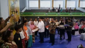 Menperin Bersama Gubernur Zul Salurkan Bantuan Program Wujudkan Keluarga Mandiri