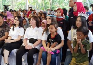 Dukung Recovery Pascagempa Miss World Kunjungi Warga Lombok Utara