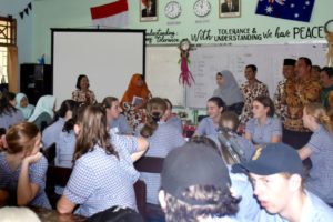 Tinjau UNBK di SMA Negeri 2 Mataram, Wagub Diskusi Singkat Dengan Pelajar Australia