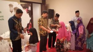 Staf Dan Managment Golden Palace Hotel Lombok Buka Besama Anak Yatim