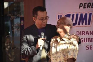 Gubernur Zul Hadiahkan Umroh Gratis Untuk Pak Dahlan, Tenaga Harian Lepas