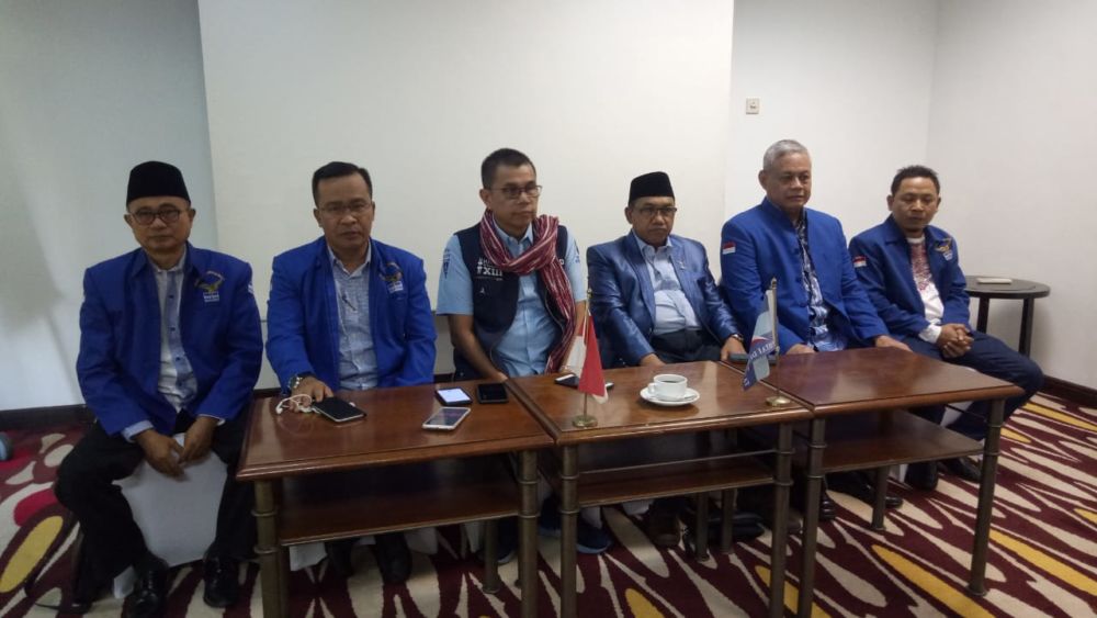 Hinca Panjsitan (tengah)