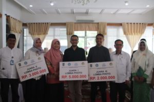 Hj. Niken Serahkan Hadiah Untuk Pemenang Lomba Foto dan Vlog Harganas